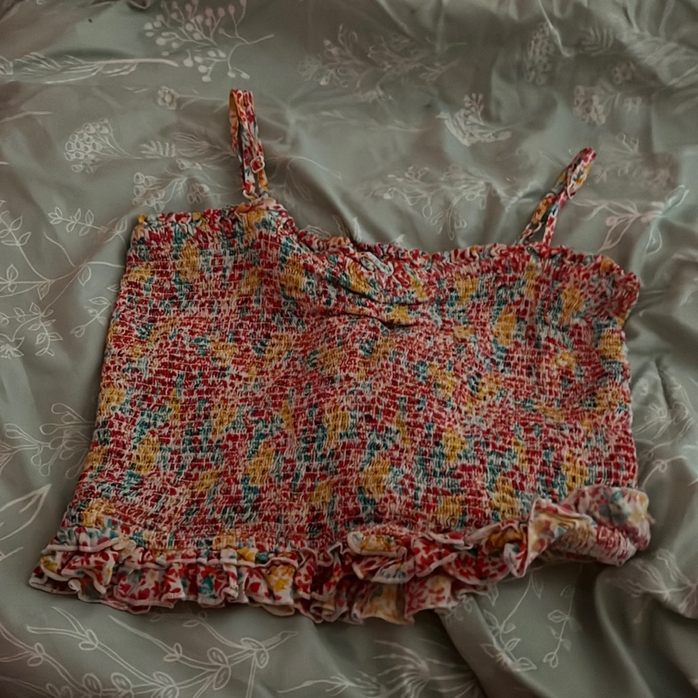 This is a nice patrons of peace cropped tank top. It’s a floral top.